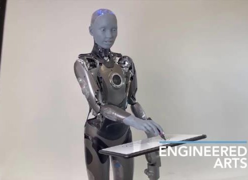 “世界上最像人的机器人”Ameca 接入 Stable Diffusion 和 GPT-3，现场完成作画